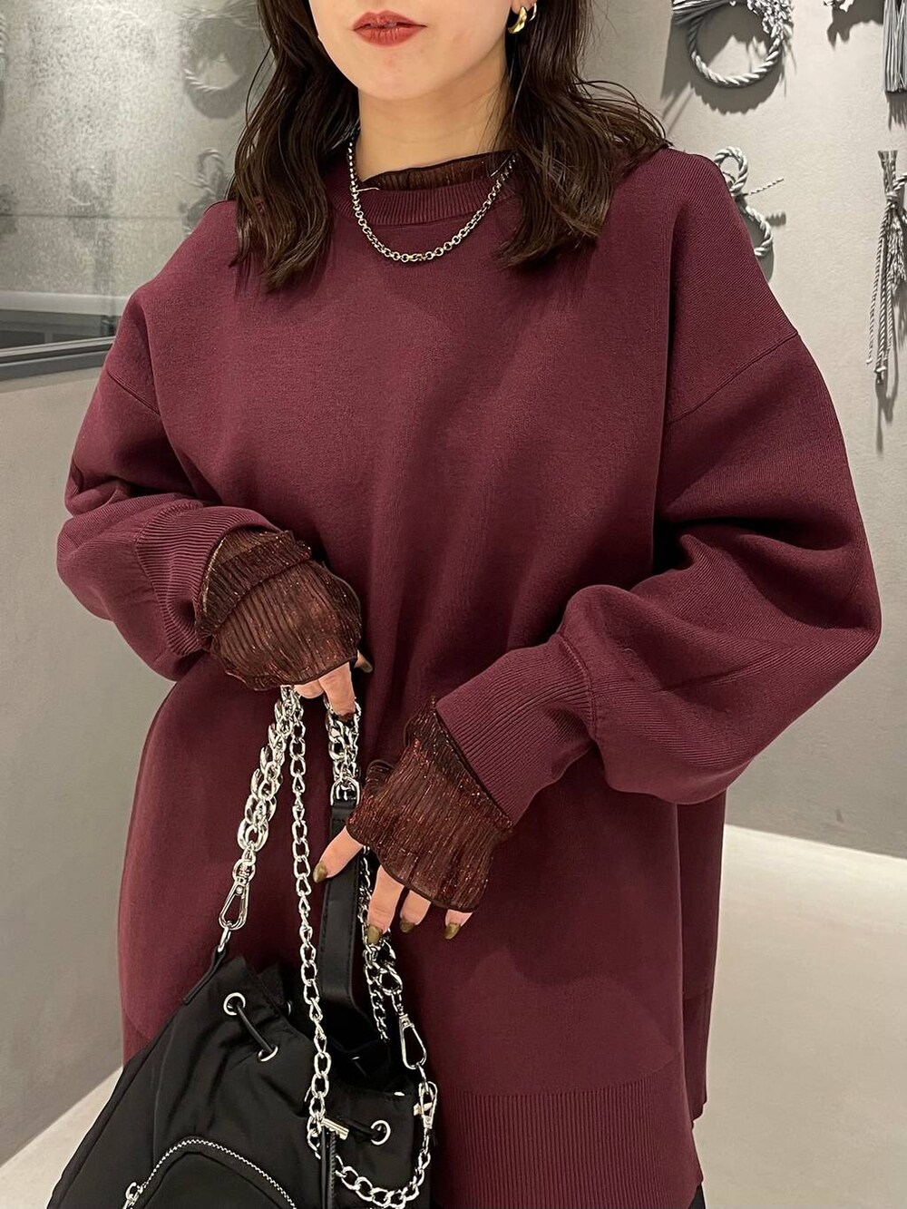 ブラック系のショルダーバッグ、ブラック系のブーツ、レッド系のTシャツ/カットソーを着用したレディースの秋コーディネートの4枚目の写真