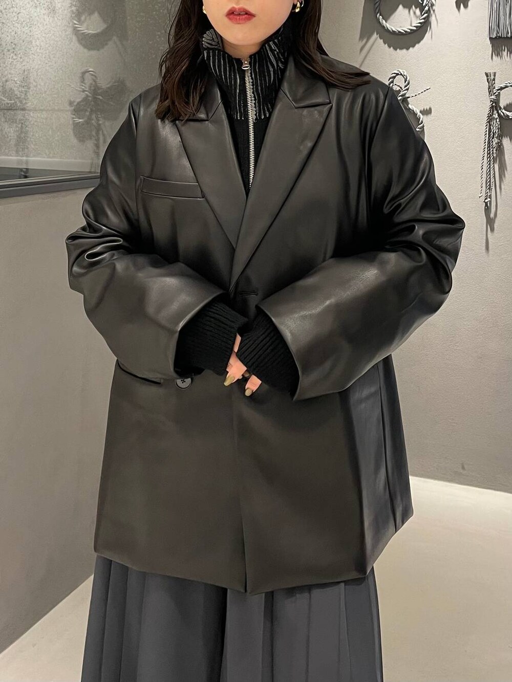 ブラック系のブーツ、グレー系のその他パンツ、ブラック系のカーディガン/ボレロを着用したレディースの秋コーディネートの4枚目の写真