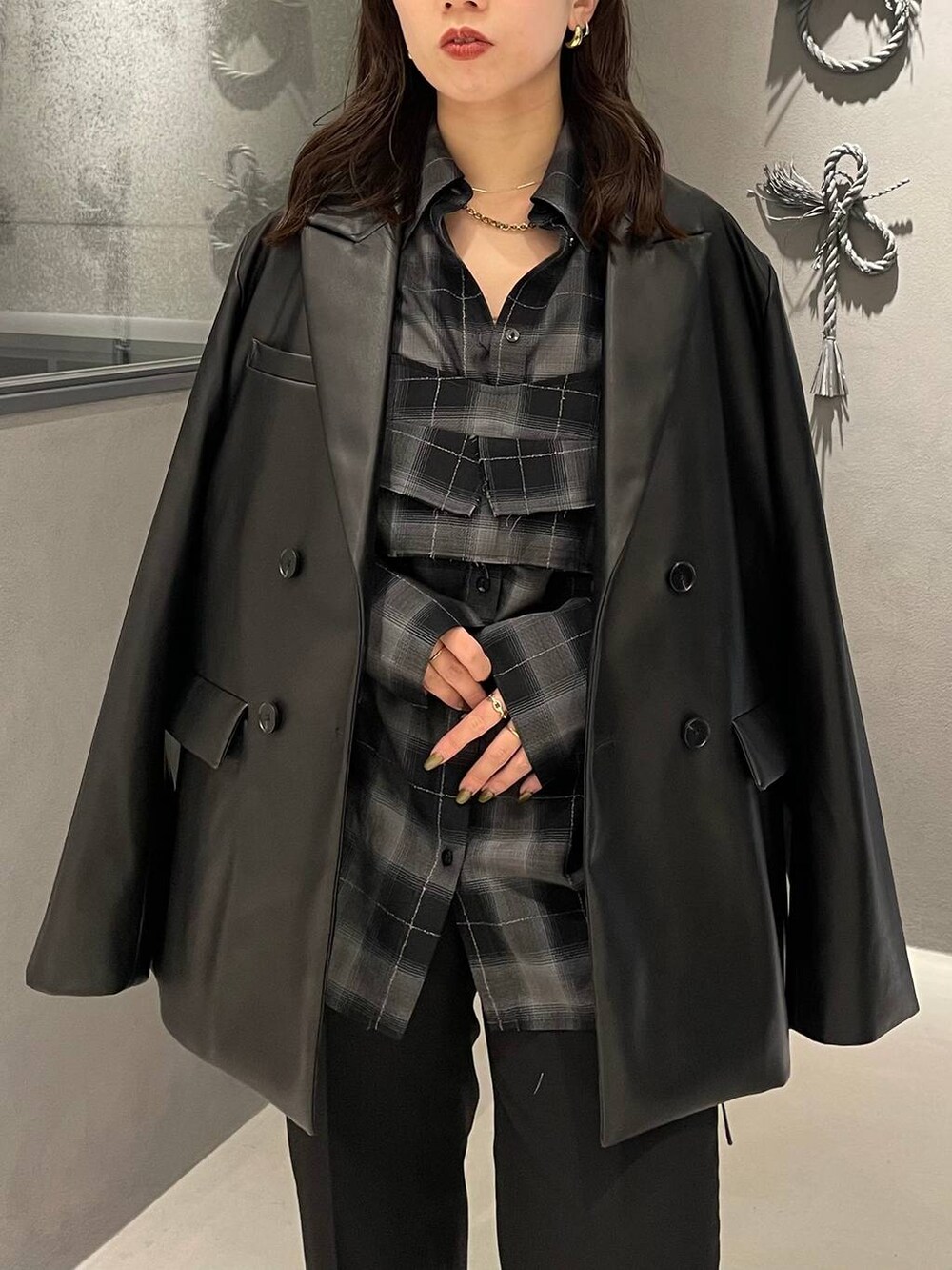 ブラック系のブーツ、ブラック系のテーラードジャケット、ブラック系のその他パンツを着用したレディースの秋コーディネートの4枚目の写真