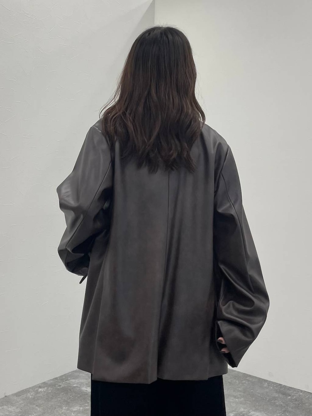 ブラウン系のテーラードジャケット、ブラック系のブーツ、ホワイト系のシャツ/ブラウスを着用したレディースの秋コーディネートの6枚目の写真