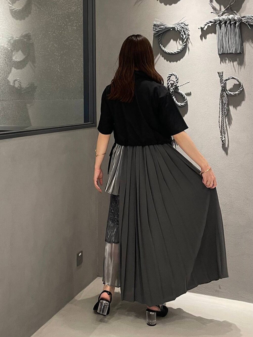 ブラック系のサンダル、グレー系のスカート、ブラック系のシャツ/ブラウスを着用したレディースの夏コーディネートの3枚目の写真