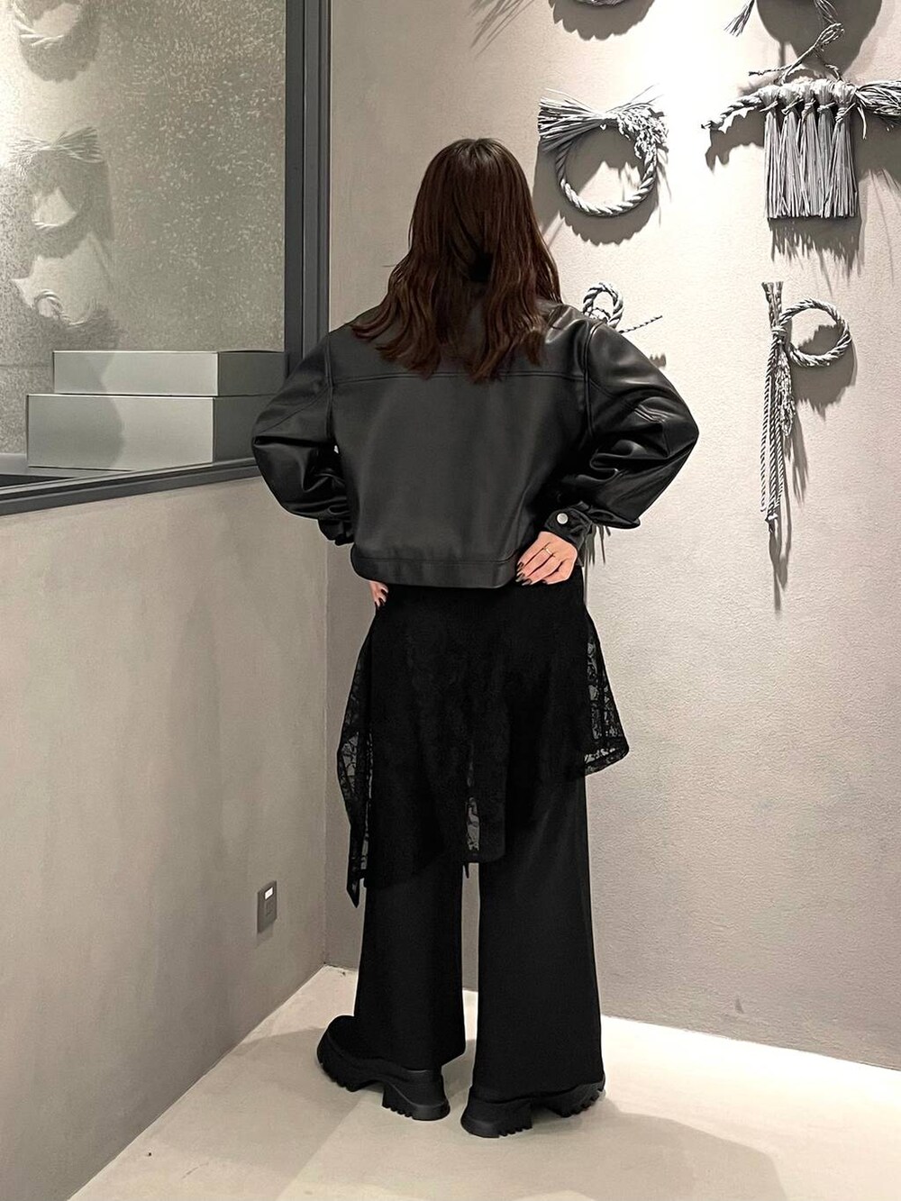 ブラック系のブーツ、ブラック系のその他パンツ、ブラック系のブルゾンを着用したレディースの冬コーディネートの3枚目の写真