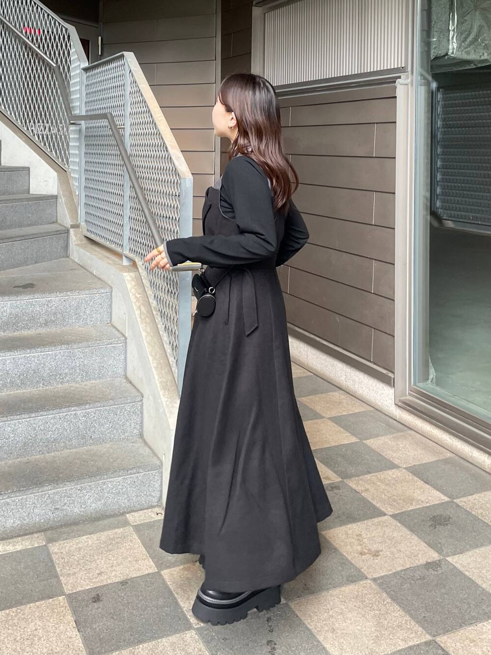 ブラック系のTシャツ/カットソー、ブラック系のブーツ、ブラック系のワンピースを着用したレディースの秋コーディネートの2枚目の写真