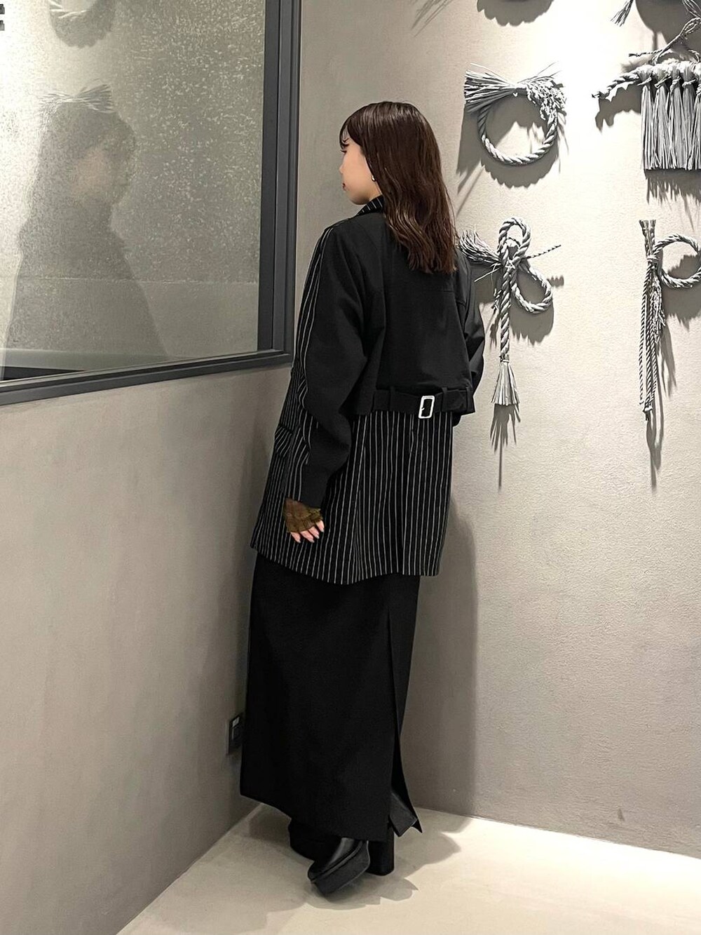 ブラック系のブーツ、イエロー系のTシャツ/カットソー、ブラック系のテーラードジャケットを着用したレディースの秋コーディネートの2枚目の写真