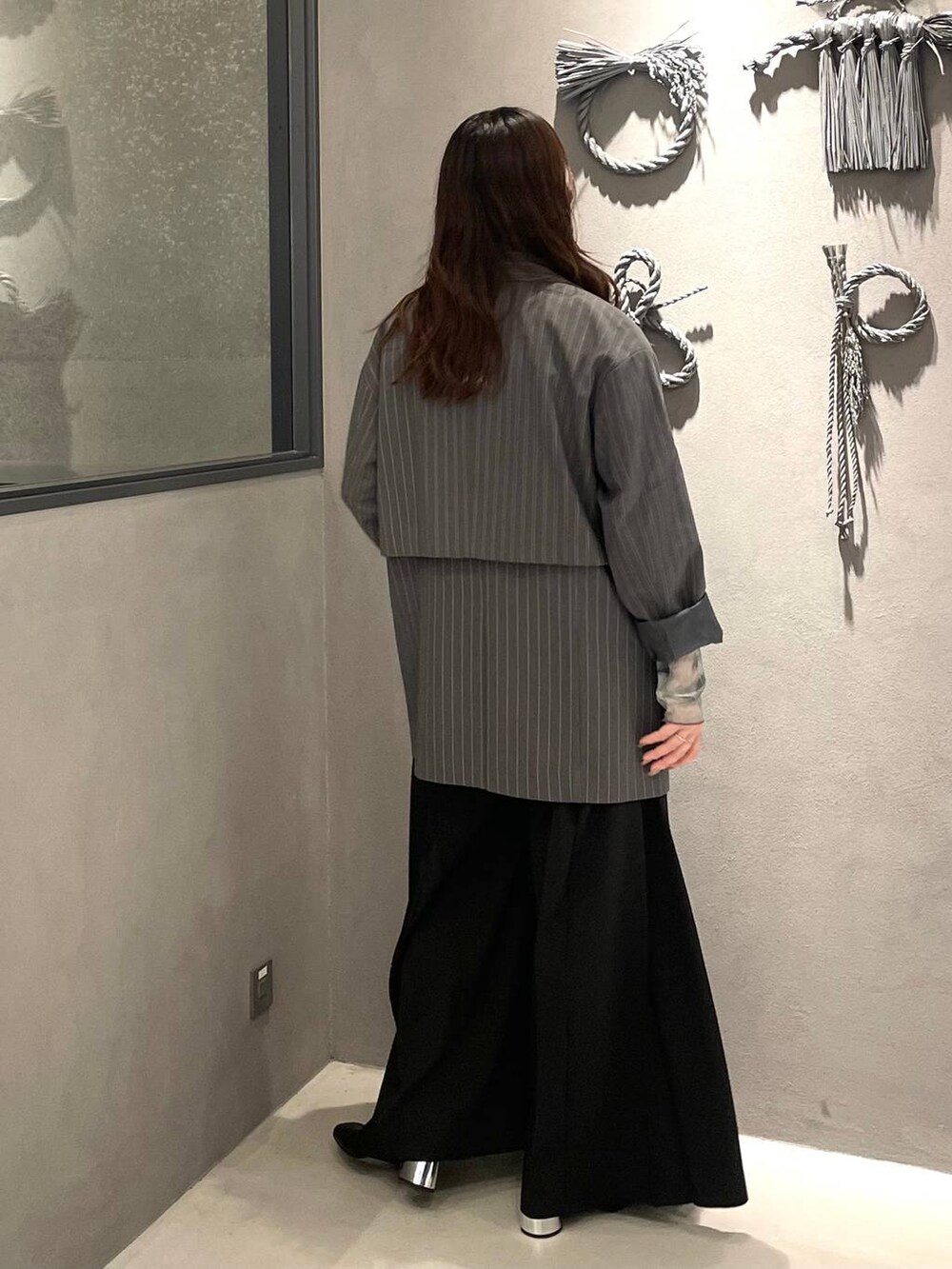 パープル系のTシャツ/カットソー、ブラック系のその他パンツ、ブラック系のブーツを着用したレディースの秋コーディネートの2枚目の写真
