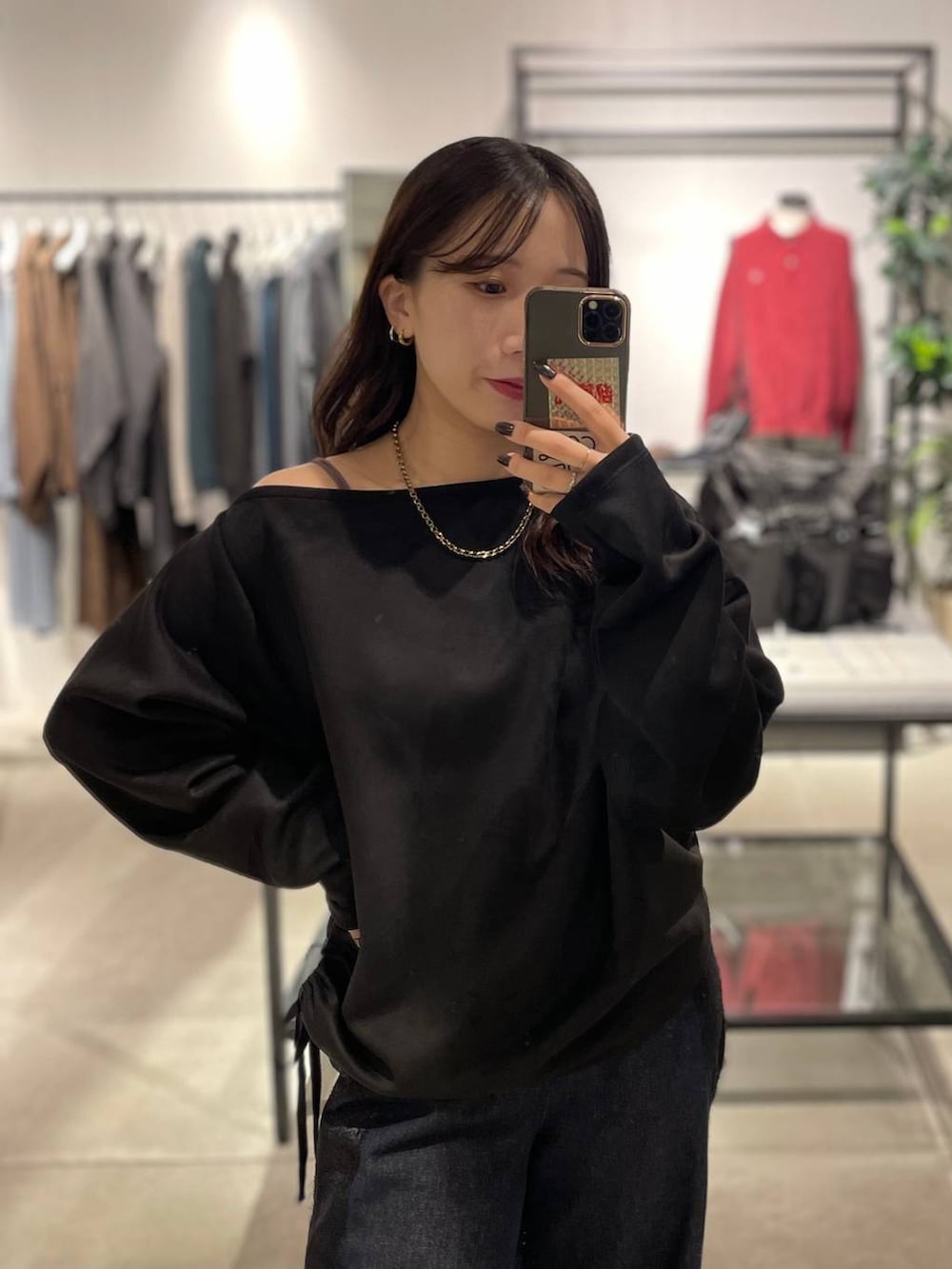 ブラック系のTシャツ/カットソーを着用したレディースの秋コーディネートの2枚目の写真