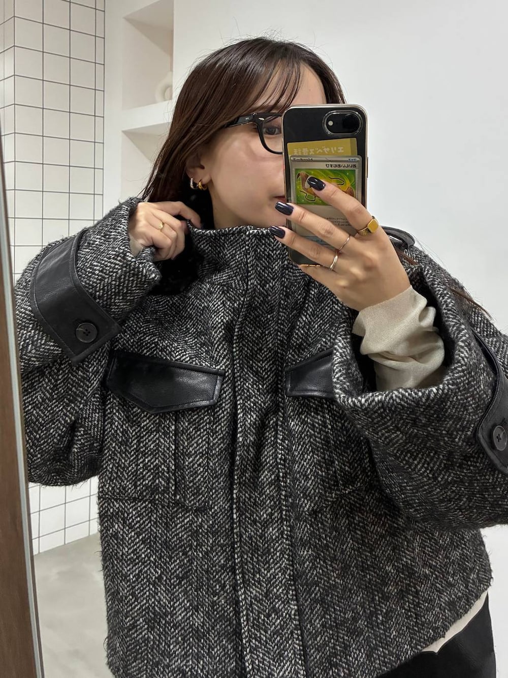 ブラック系のブルゾンを着用したレディースの秋コーディネートの2枚目の写真