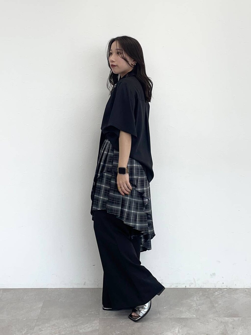 シルバー系のサンダル、ブラック系のシャツ/ブラウス、ブラック系のその他パンツを着用したレディースの春コーディネートの2枚目の写真
