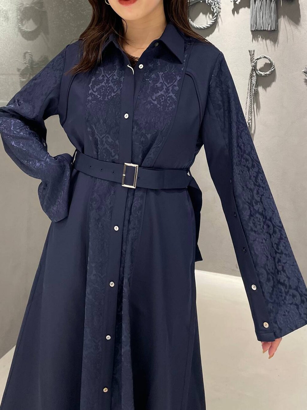 ブラック系のパンプス、ブルー系のワンピースを着用したレディースの夏コーディネートの4枚目の写真