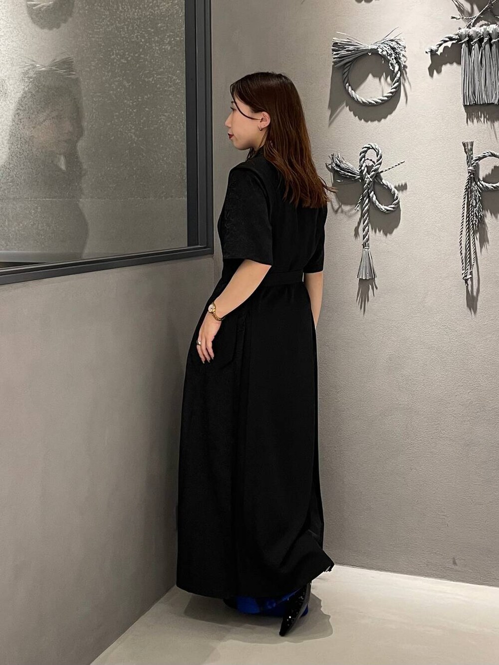 ブラック系のパンプス、ブルー系のその他パンツ、ブラック系のワンピースを着用したレディースの春コーディネートの2枚目の写真