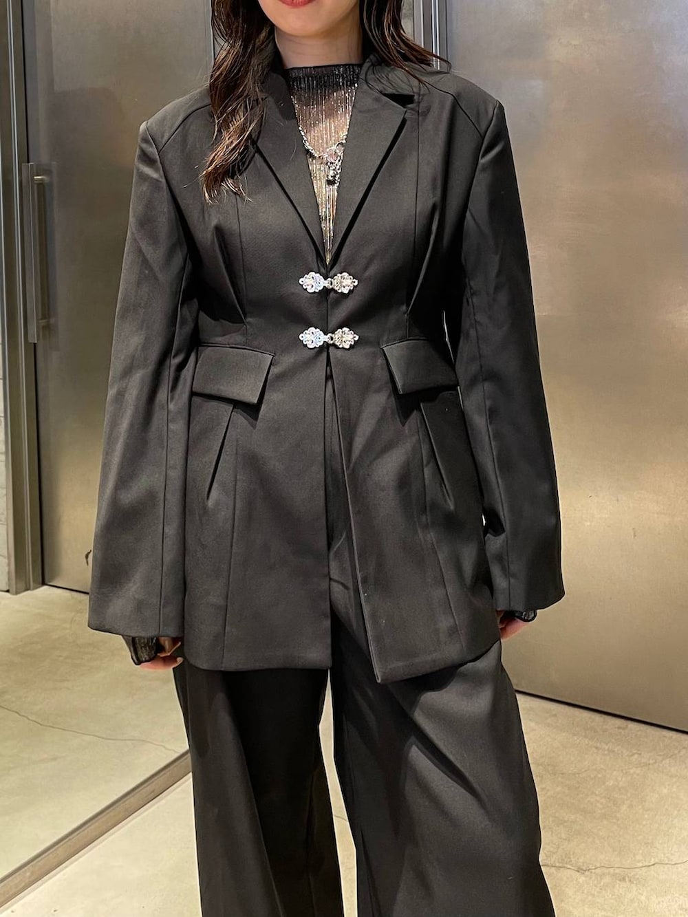 ブラック系のTシャツ/カットソー、ブラック系のブーツ、ブラック系のその他パンツを着用したレディースの冬コーディネートの4枚目の写真