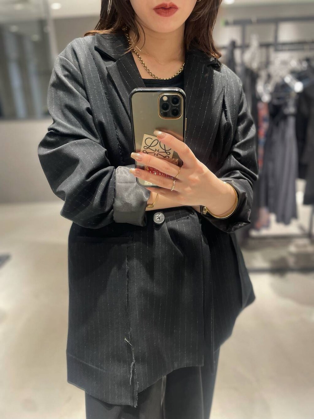 ブラック系のタンクトップ、ブラック系のテーラードジャケットを着用したレディースの夏コーディネートの2枚目の写真