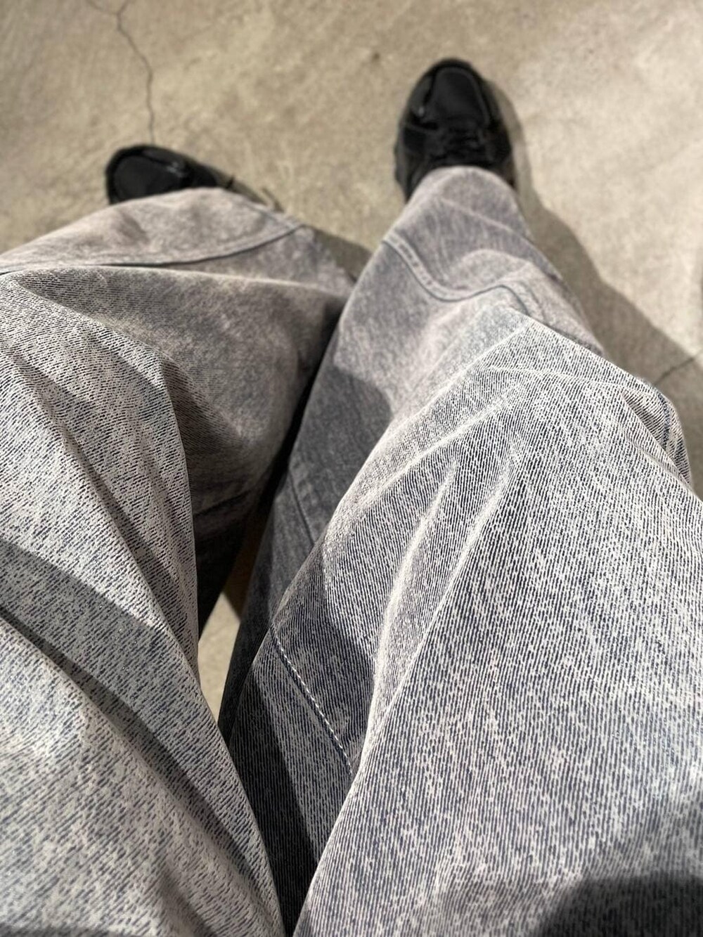 ブラック系のニット/セーター、グレー系のデニムパンツを着用したレディースの秋コーディネートの5枚目の写真