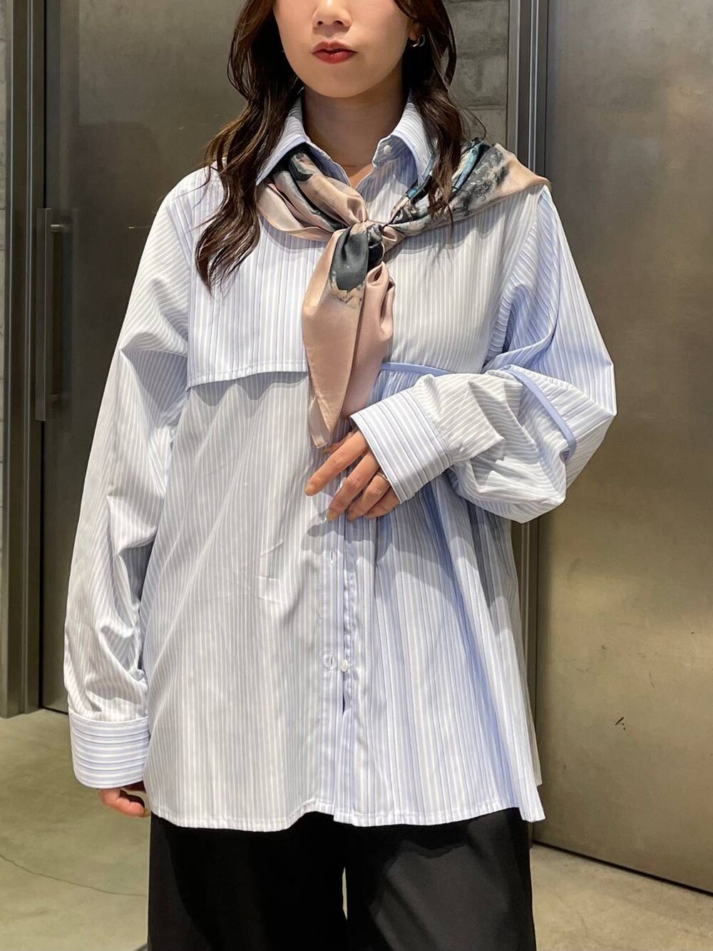 ブラック系のトートバッグ、ブラック系のパンプス、ブラック系のその他パンツを着用したレディースの冬コーディネートの5枚目の写真