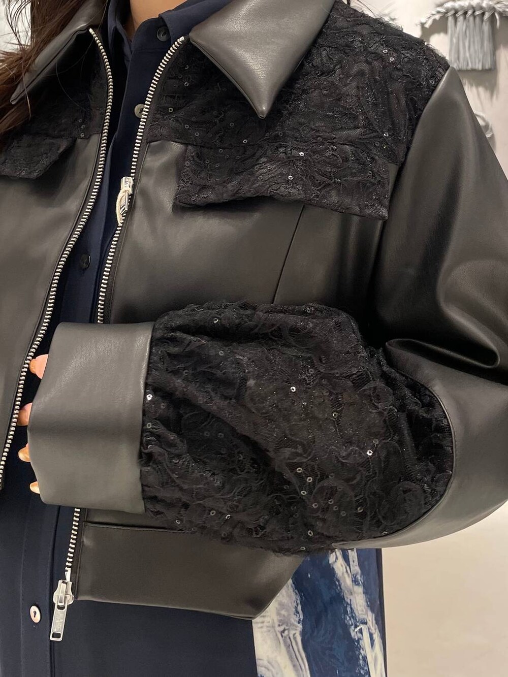 ブルー系のワンピース、ブラック系のブーツ、ブラック系のブルゾンを着用したレディースの春コーディネートの5枚目の写真