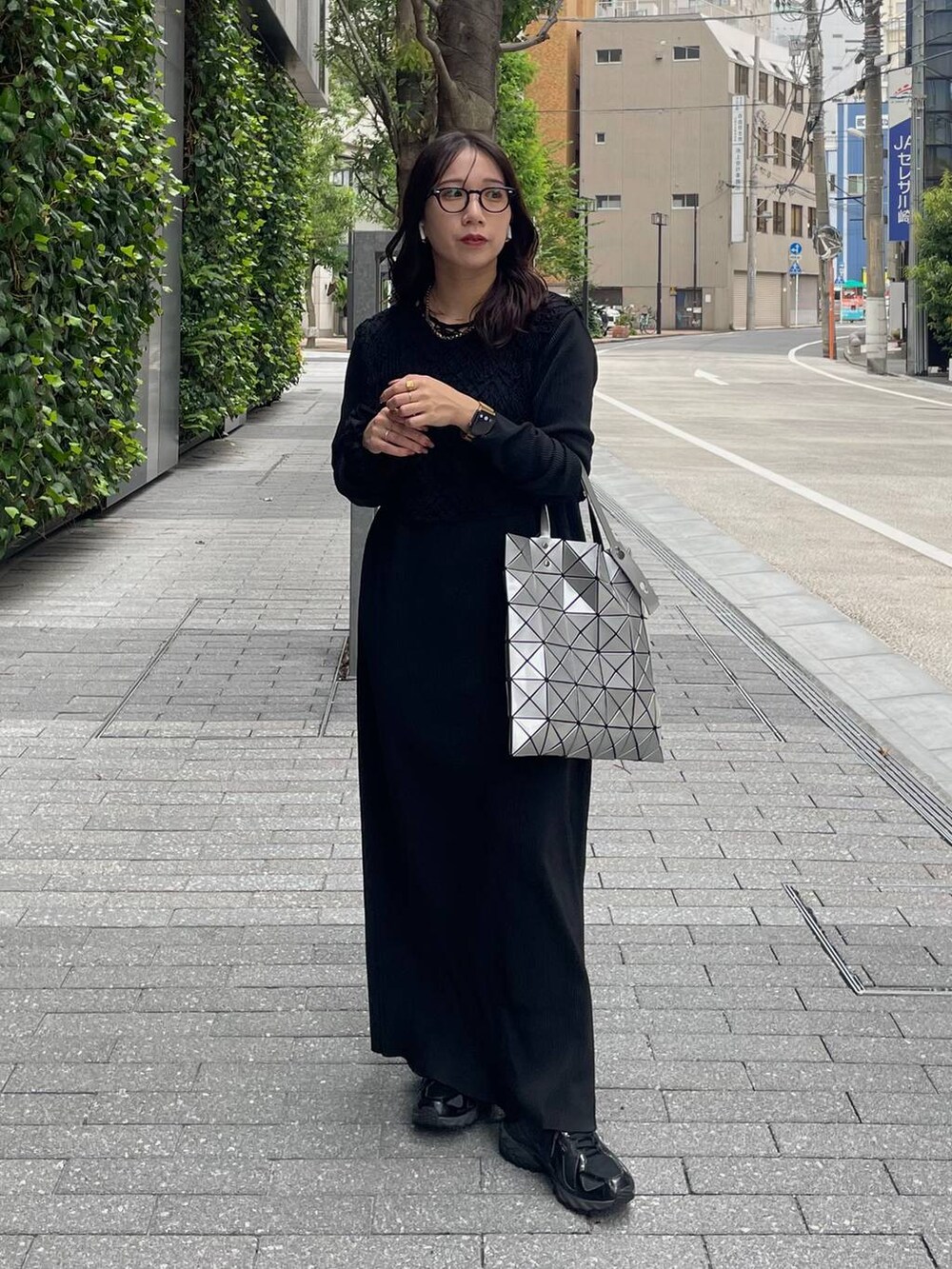 グレー系のカーディガン/ボレロを着用したレディースの秋コーディネートの2枚目の写真