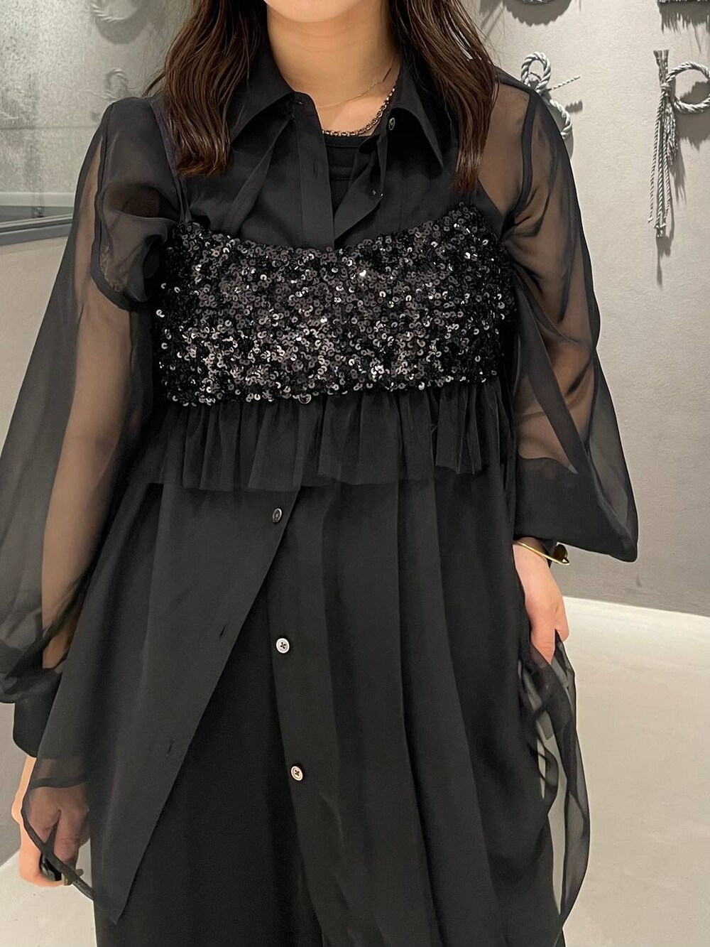 ブラック系のその他パンツ、ブラック系のチューブトップ、ブラック系のシャツ/ブラウスを着用したレディースの夏コーディネートの3枚目の写真