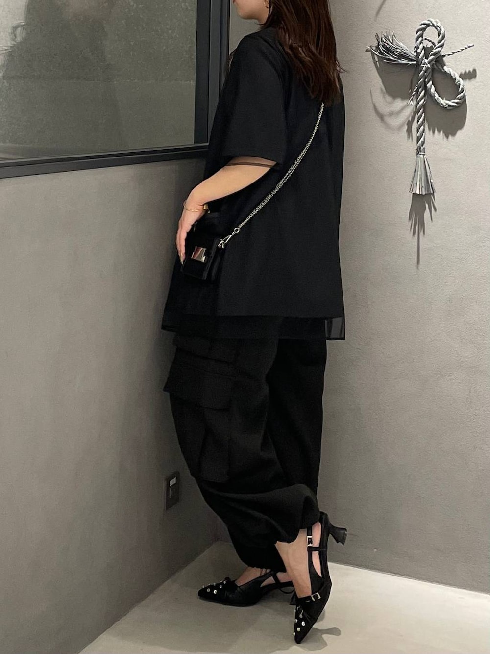 ブラック系のショルダーバッグ、ブラック系のパンプス、ブラック系のカーゴパンツを着用したレディースの夏コーディネートの3枚目の写真