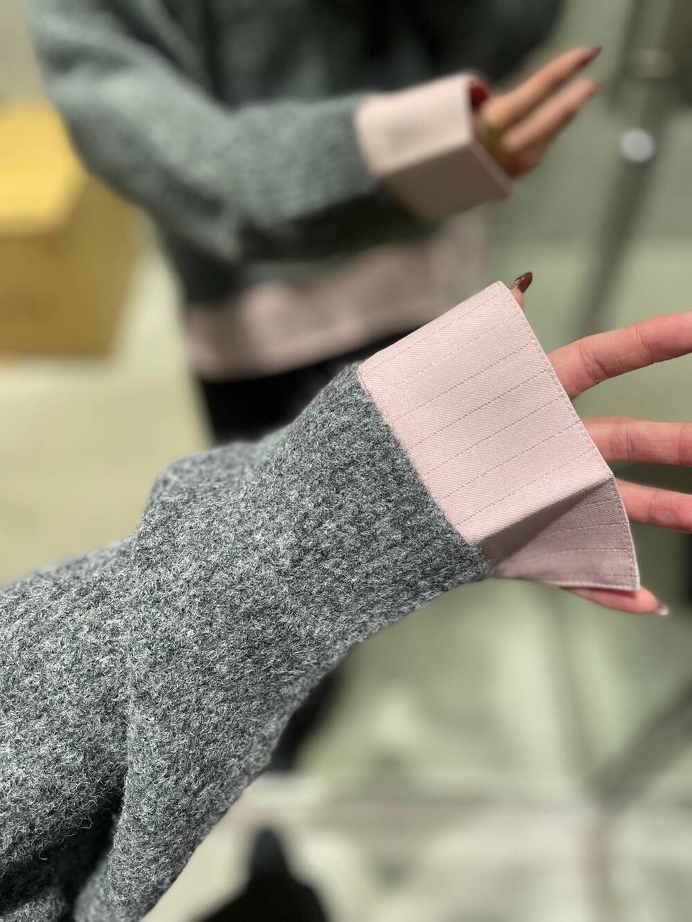 ピンク系のニット/セーター、ブラック系のブーツ、ブラック系のショルダーバッグを着用したレディースの冬コーディネートの6枚目の写真