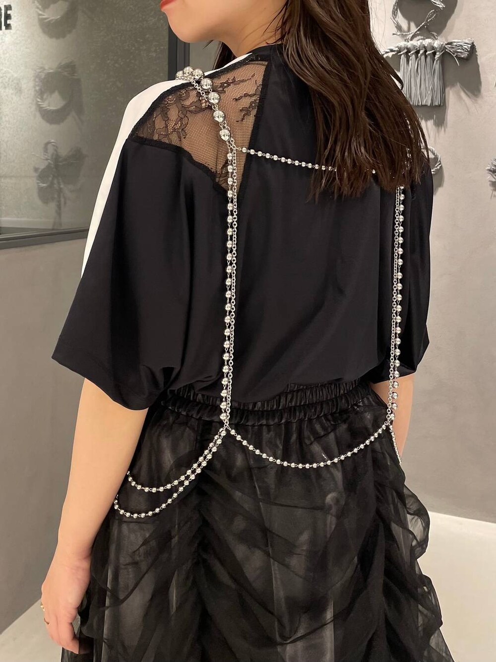 ブラック系のサンダル、シルバー系のサスペンダーを着用したレディースの夏コーディネートの4枚目の写真