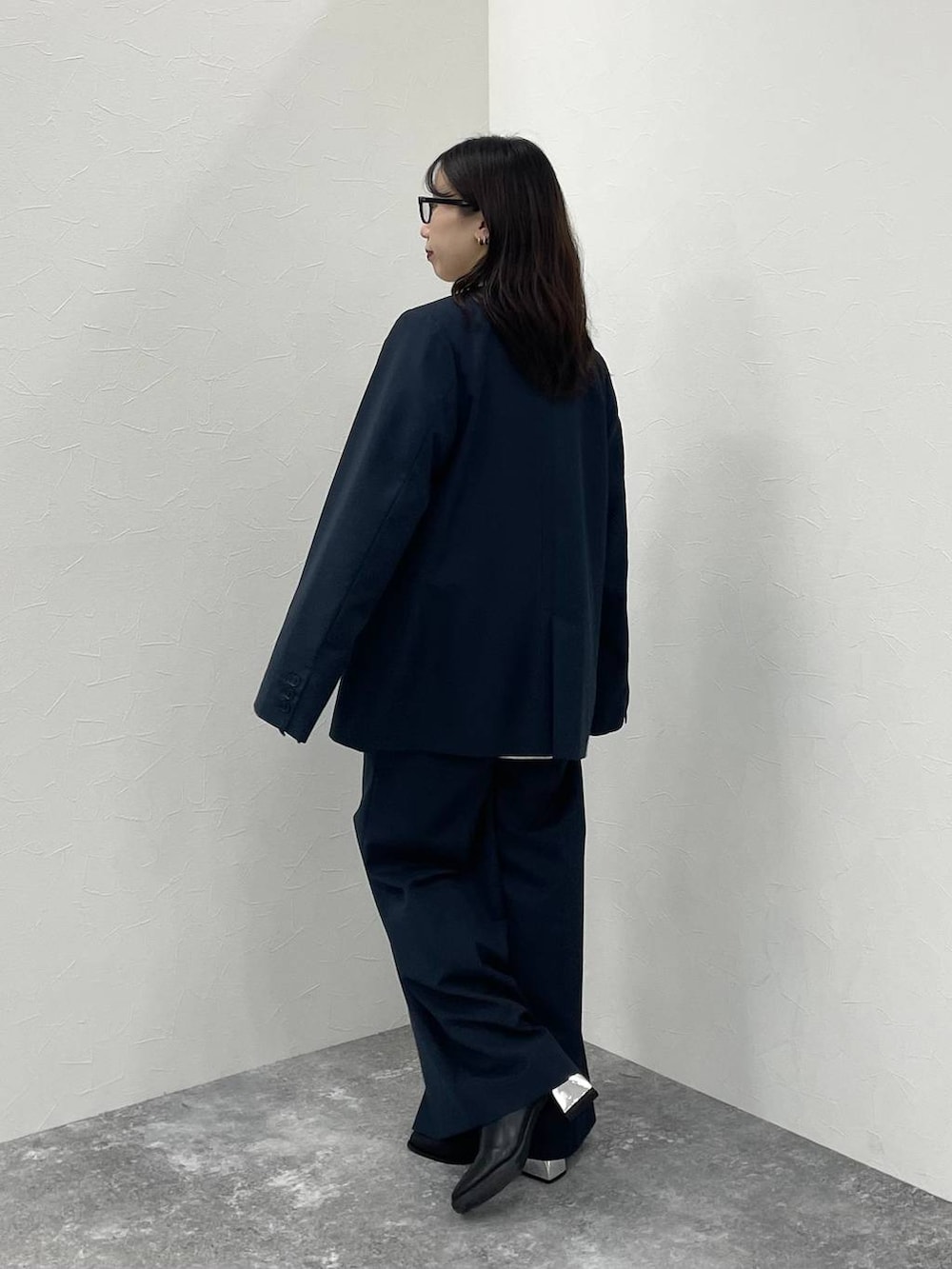 ブラック系のブーツ、ホワイト系のシャツ/ブラウス、グレー系のノーカラージャケットを着用したレディースの秋コーディネートの2枚目の写真