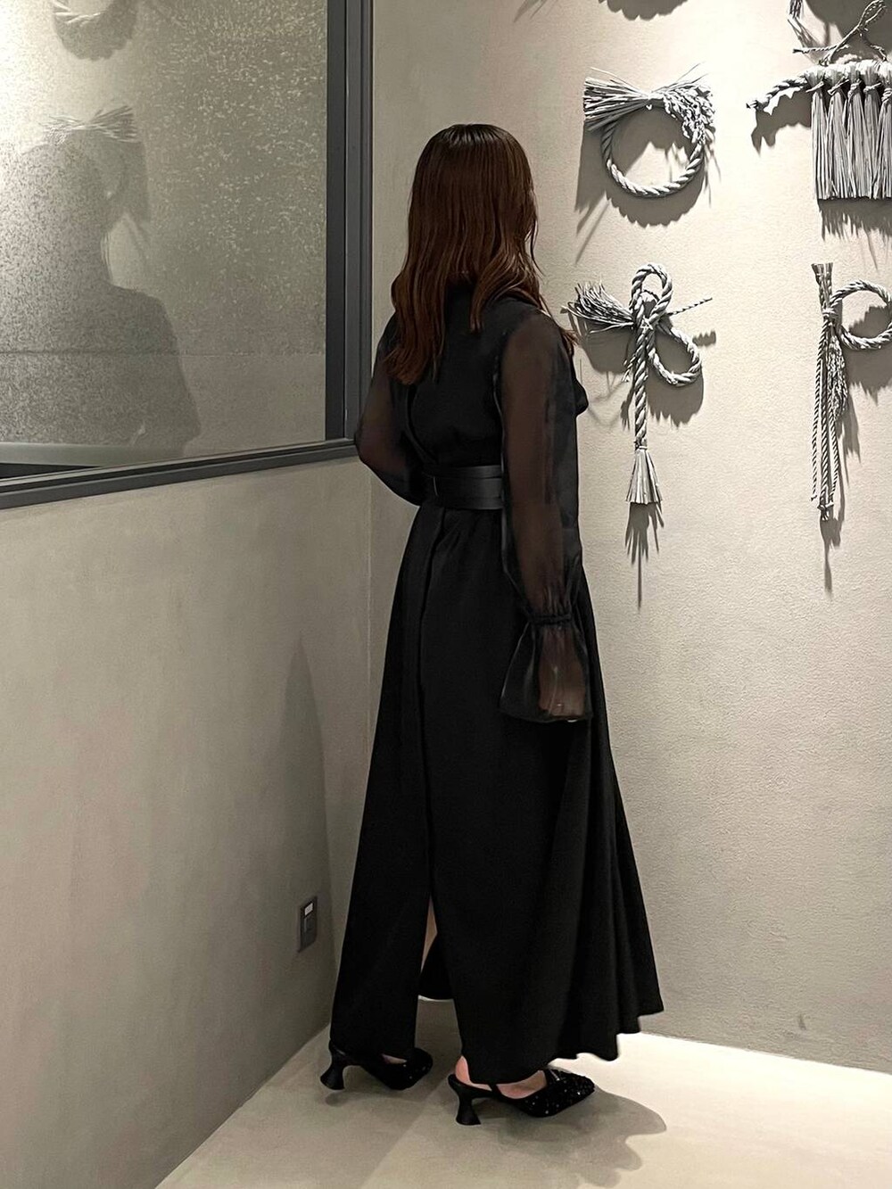 ブラック系のパンプス、ブラック系のベルト、ゴールド系のネックレスを着用したレディースの秋コーディネートの2枚目の写真