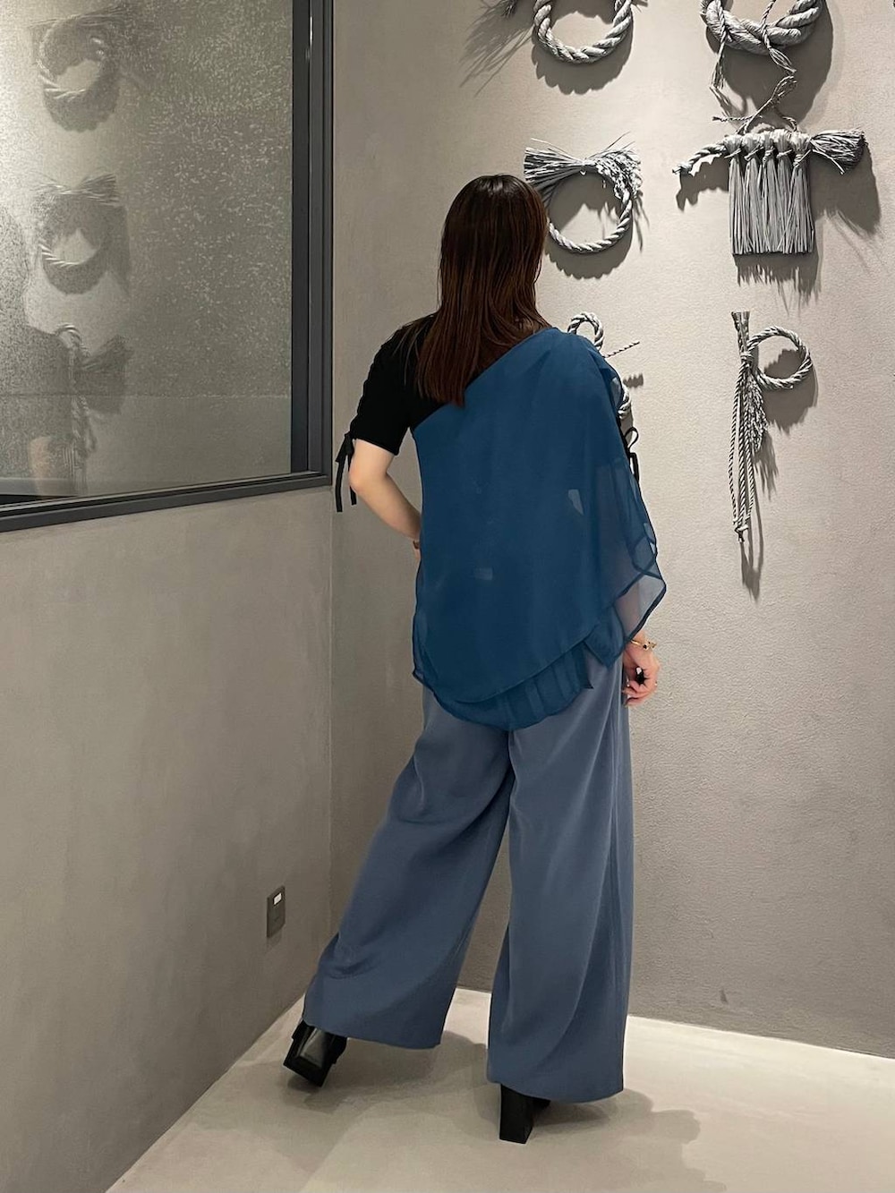 ブルー系のその他パンツ、ブルー系のシャツ/ブラウス、ブラック系のTシャツ/カットソーを着用したレディースの春コーディネートの3枚目の写真