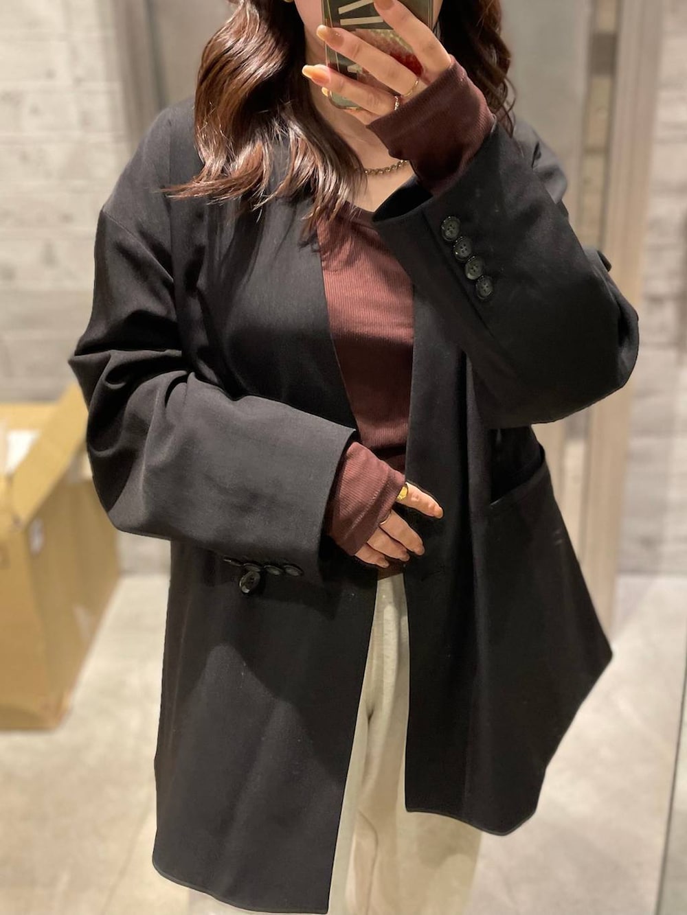 ブラウン系のTシャツ/カットソーを着用したレディースの秋コーディネートの4枚目の写真