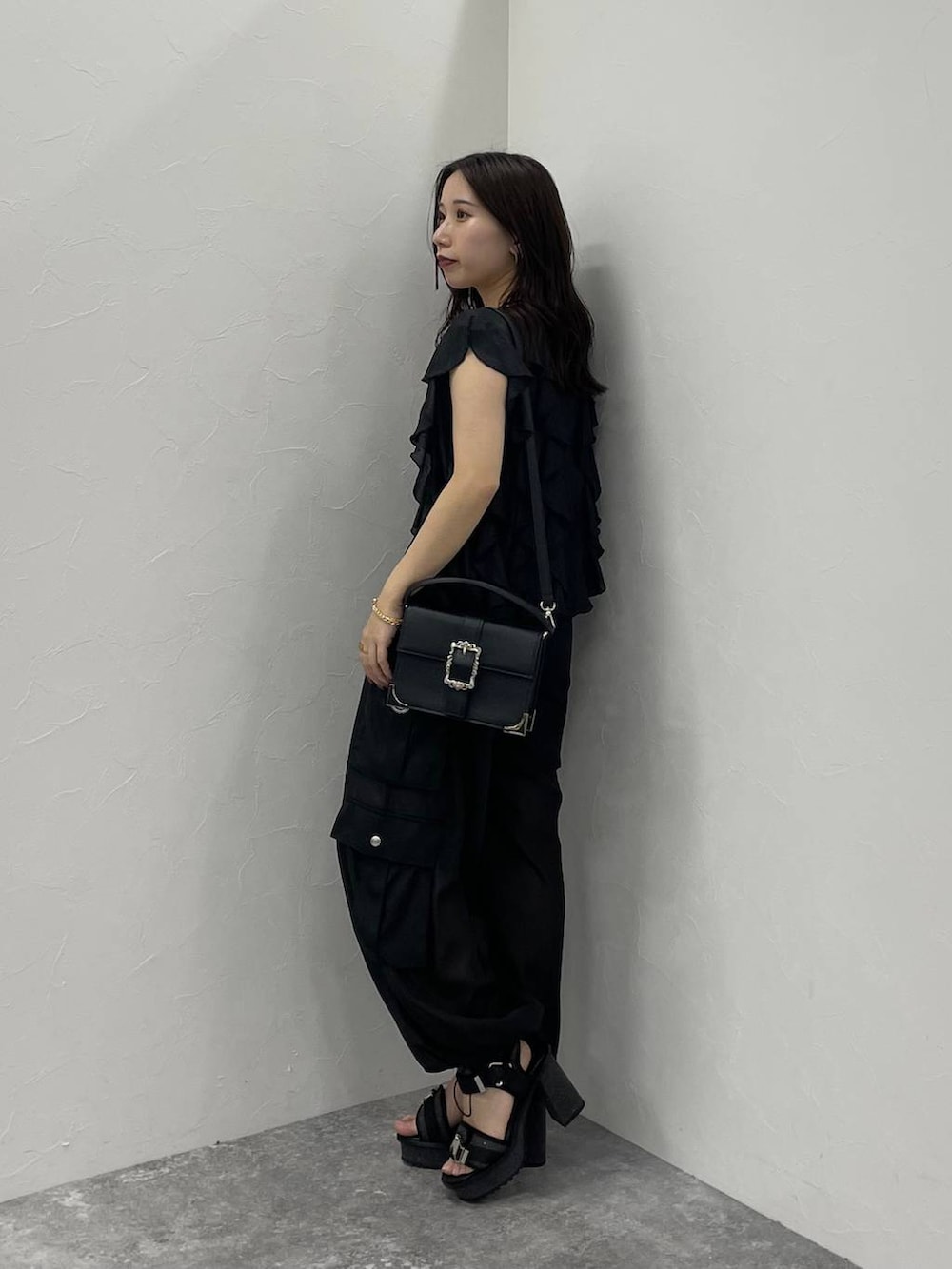 ブラック系のショルダーバッグ、ブラック系のキャミソール、ブラック系のシャツ/ブラウスを着用したレディースの春コーディネートの2枚目の写真