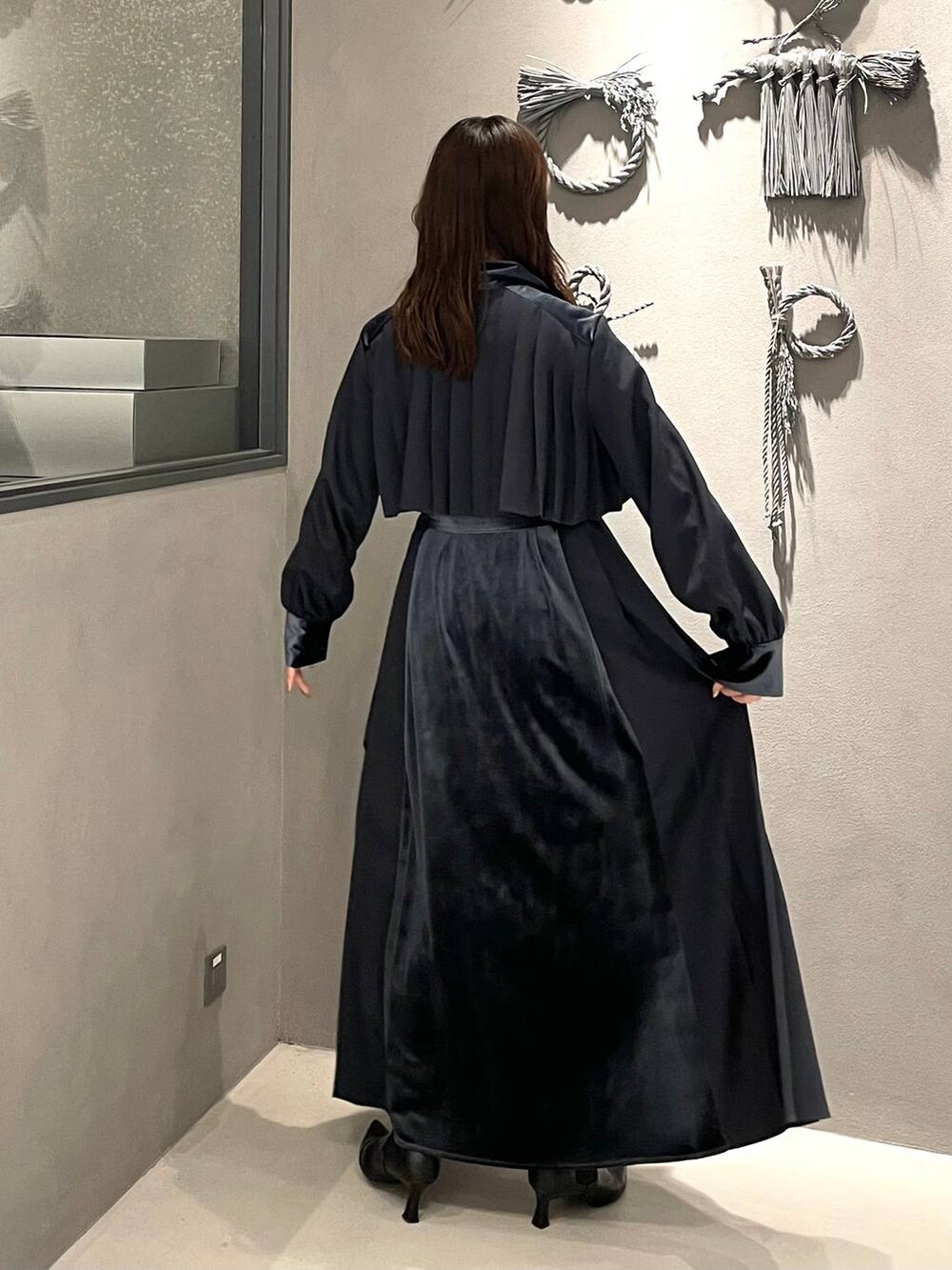 ブルー系のワンピース、ブラック系のブーツを着用したレディースの冬コーディネートの3枚目の写真