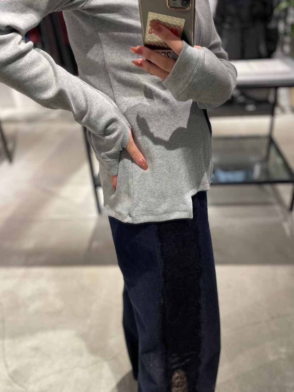 ブルー系のデニムパンツ、グレー系のカーディガン/ボレロを着用したレディースの秋コーディネートの3枚目の写真