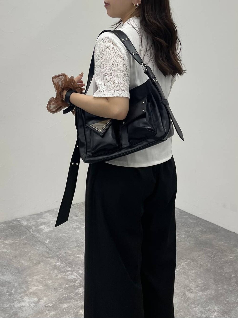 ブラック系のショルダーバッグ、シルバー系のサンダル、ブラック系のその他パンツを着用したレディースの夏コーディネートの5枚目の写真