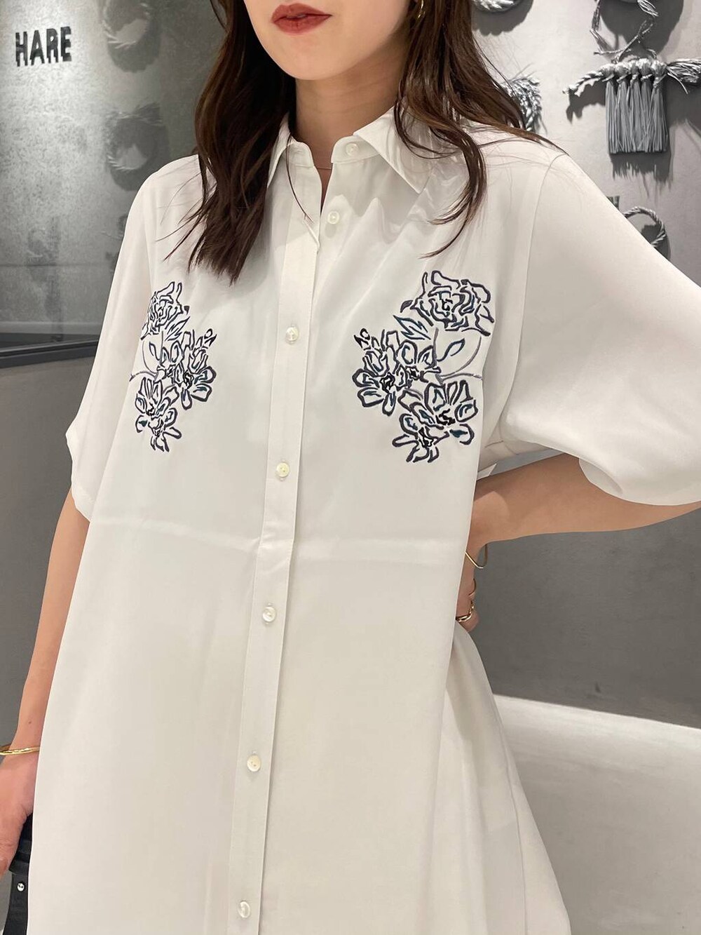 ブラック系のサンダル、ホワイト系のシャツ/ブラウス、ブラック系のショルダーバッグを着用したレディースの夏コーディネートの4枚目の写真