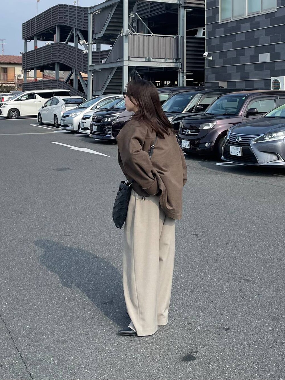 ブラック系のブーツ、グレー系のサロペット/オーバーオールを着用したレディースの冬コーディネートの2枚目の写真