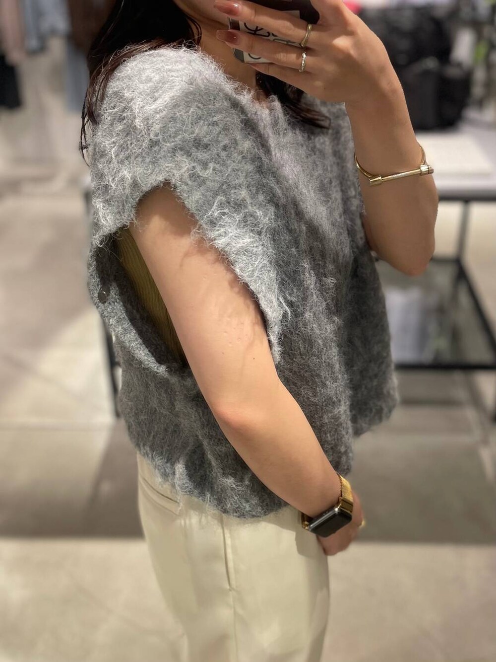 グレー系のカーディガン/ボレロを着用したレディースの秋コーディネートの5枚目の写真