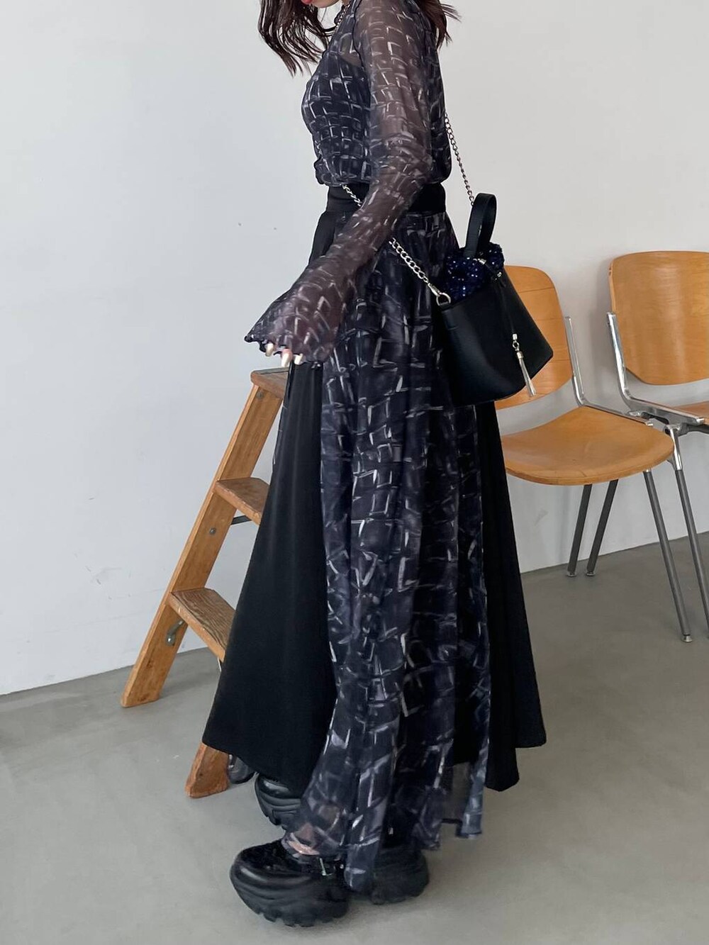 ブラック系のスニーカー、ブラック系のTシャツ/カットソー、ブルー系のショルダーバッグを着用したレディースの夏コーディネートの3枚目の写真