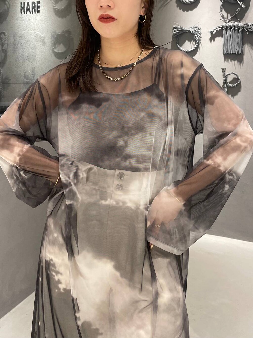 ブラック系のサンダル、ホワイト系のその他パンツ、ブラック系のワンピースを着用したレディースの夏コーディネートの4枚目の写真