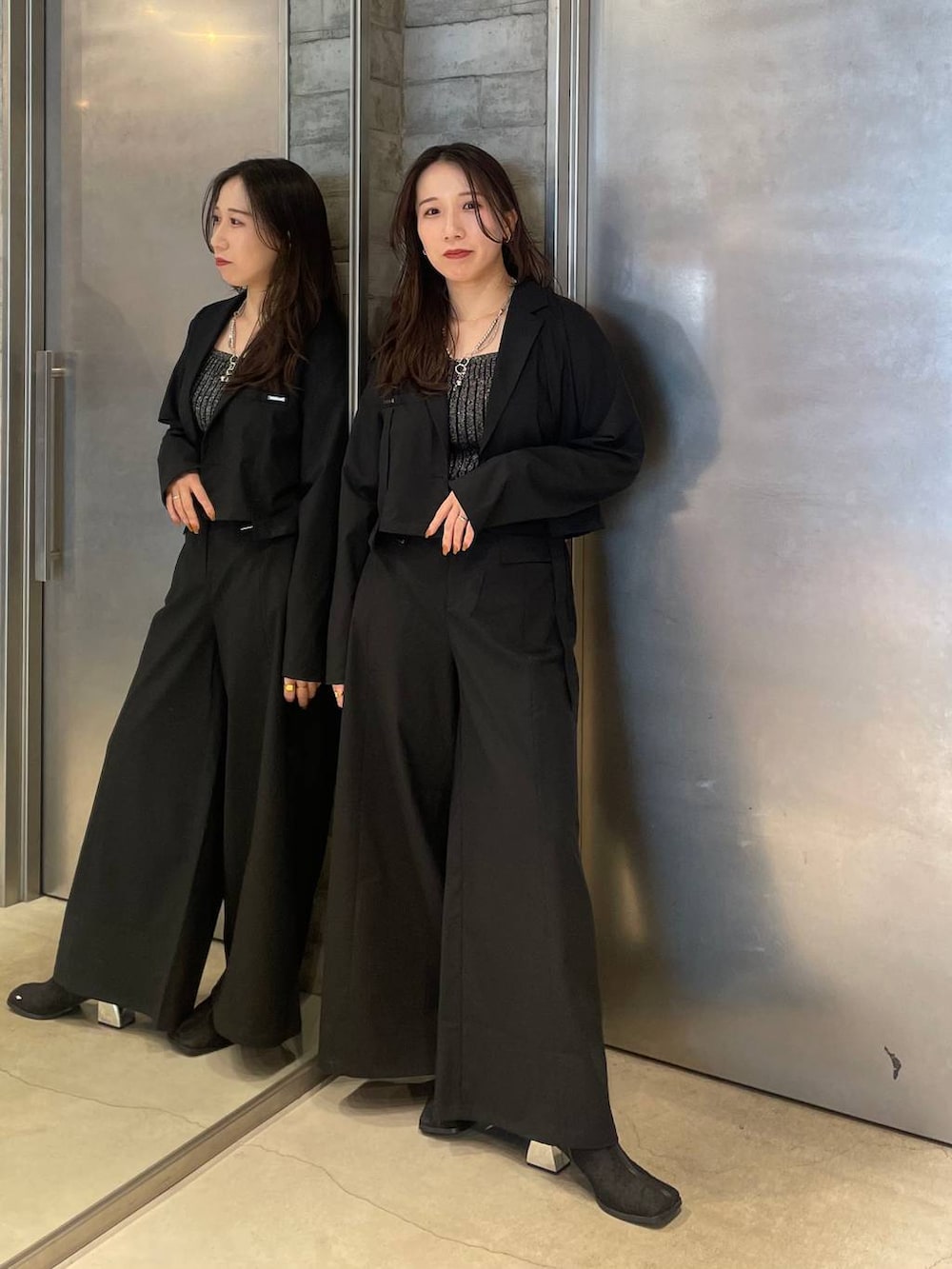 ブラック系のブーツ、ブラック系のタンクトップ、ブラック系のその他パンツを着用したレディースの春コーディネートの2枚目の写真