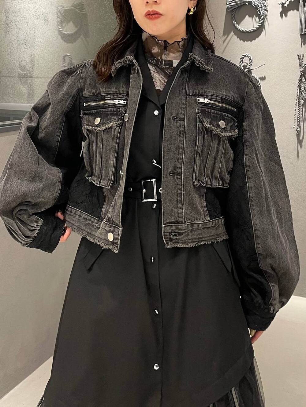 ブラック系のブーツ、ブラック系のTシャツ/カットソー、グレー系のその他パンツを着用したレディースの秋コーディネートの4枚目の写真