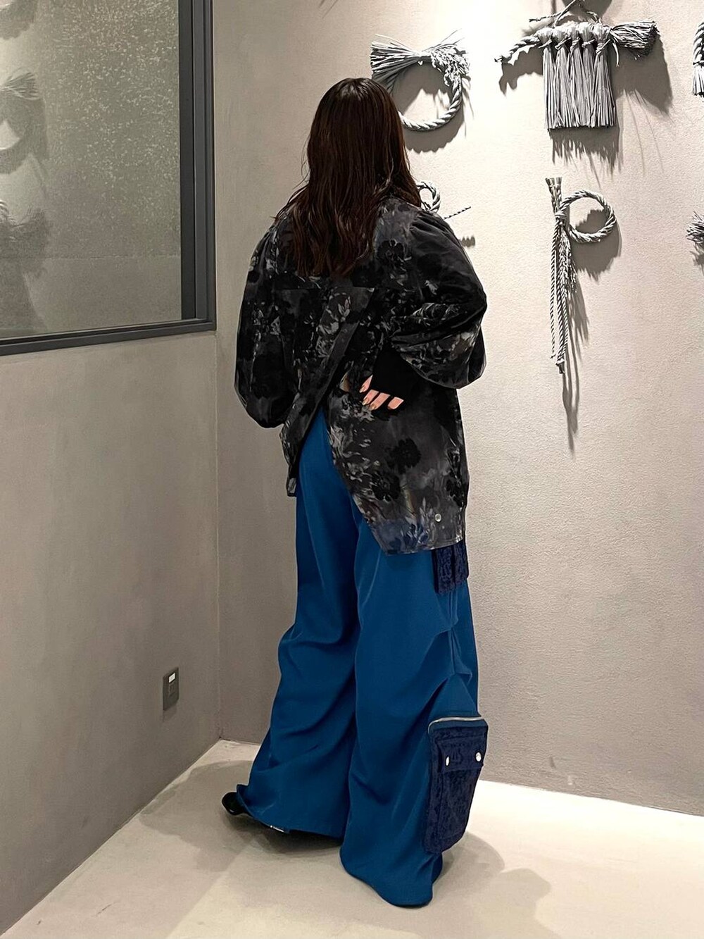 ブラック系のブーツ、ブルー系のカーゴパンツ、グレー系のシャツ/ブラウスを着用したレディースの春コーディネートの2枚目の写真