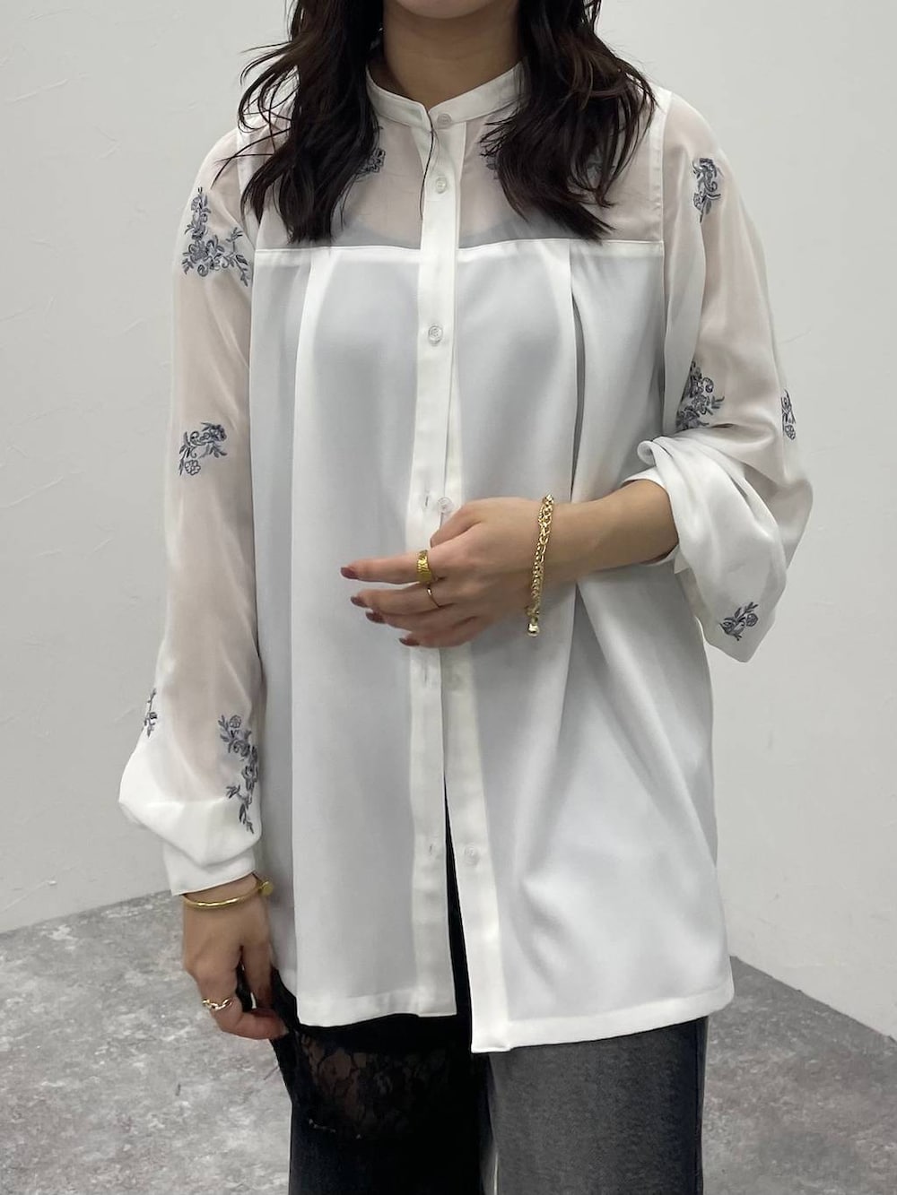 ブラック系のデニムパンツ、ブラック系のキャミソール、ホワイト系のシャツ/ブラウスを着用したレディースの春コーディネートの4枚目の写真