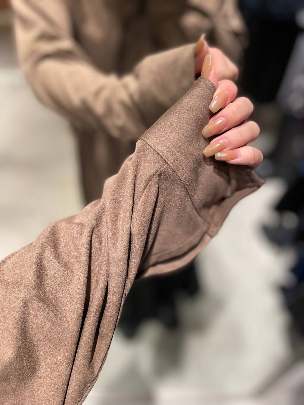 ブラック系のスカート、ブラウン系のシャツ/ブラウスを着用したレディースの秋コーディネートの4枚目の写真