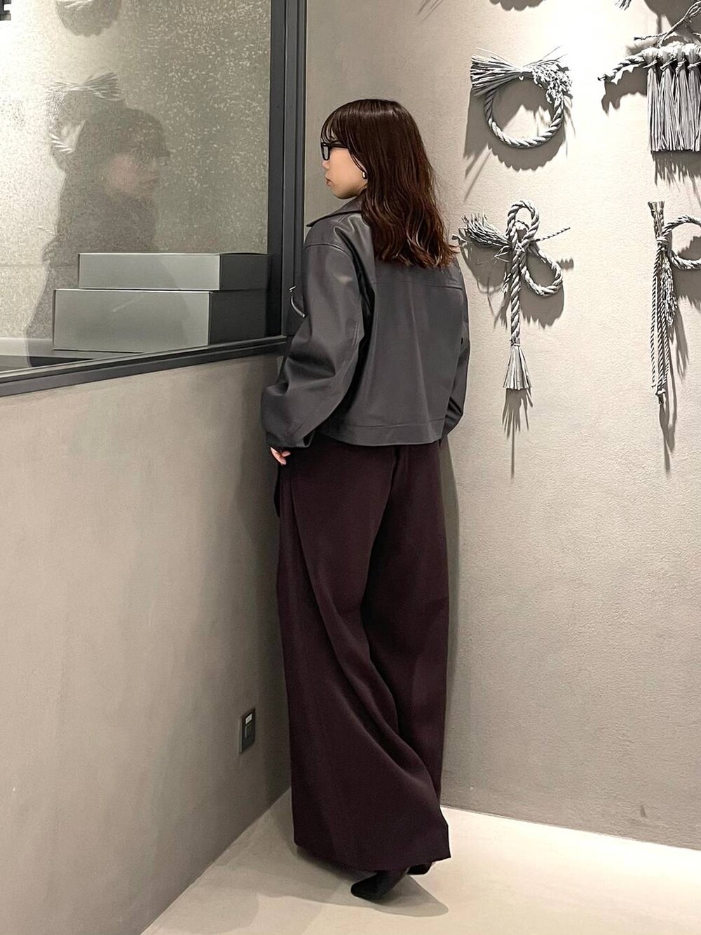 レッド系のその他パンツ、ブラック系のブーツ、ブラック系のシャツ/ブラウスを着用したレディースの冬コーディネートの2枚目の写真