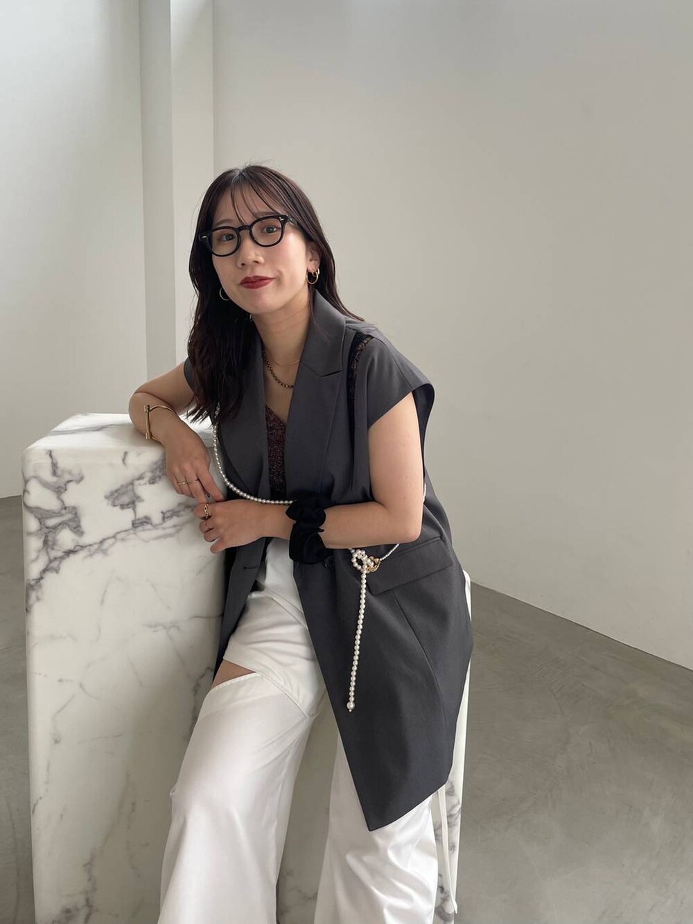 ブラック系のパンプス、ホワイト系のその他パンツ、グレー系のテーラードジャケットを着用したレディースの夏コーディネートの2枚目の写真