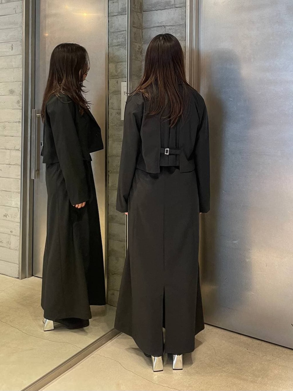 ブラック系のブーツ、ブラック系のタンクトップ、ブラック系のテーラードジャケットを着用したレディースの春コーディネートの3枚目の写真