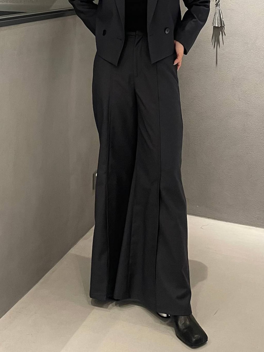 ブラック系のブーツ、グレー系のセットアップを着用したレディースの秋コーディネートの5枚目の写真