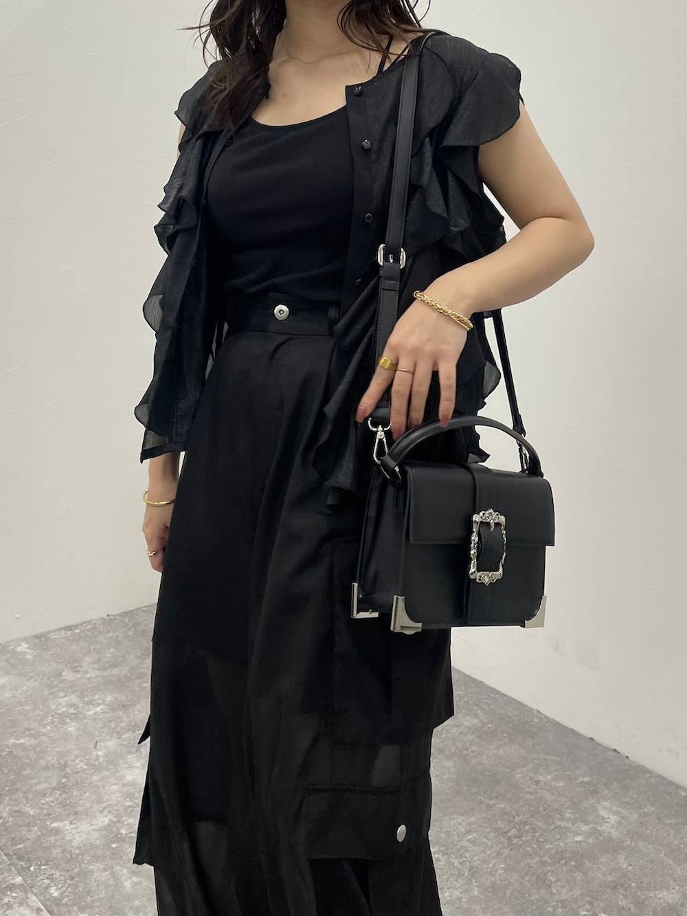 ブラック系のショルダーバッグ、ブラック系のキャミソール、ブラック系のシャツ/ブラウスを着用したレディースの春コーディネートの4枚目の写真