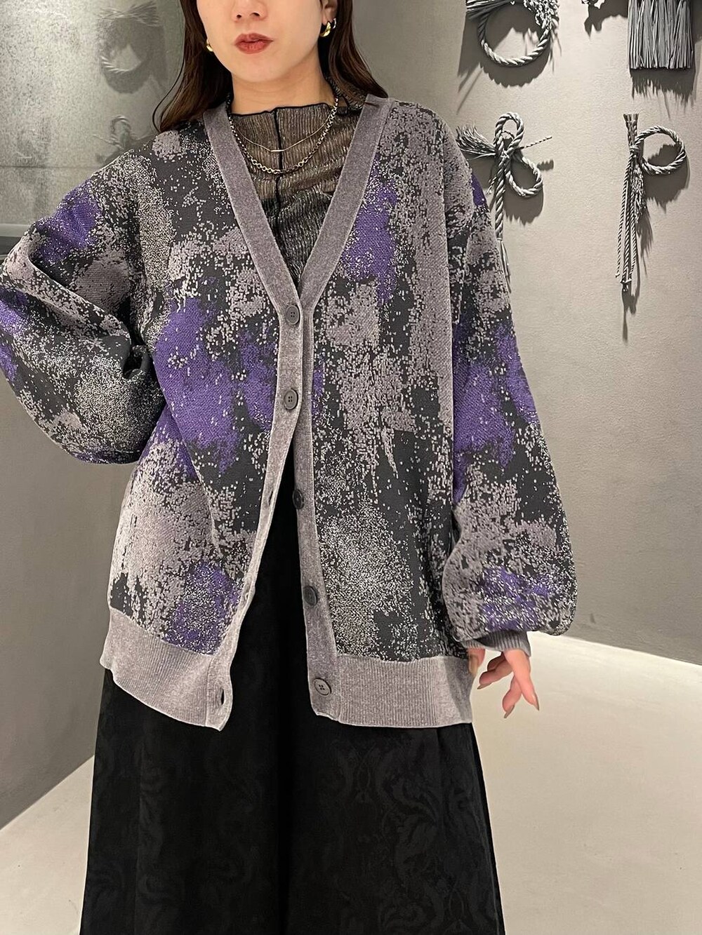 パープル系のカーディガン/ボレロ、ブラック系のブーツ、ブラック系のその他パンツを着用したレディースの秋コーディネートの4枚目の写真