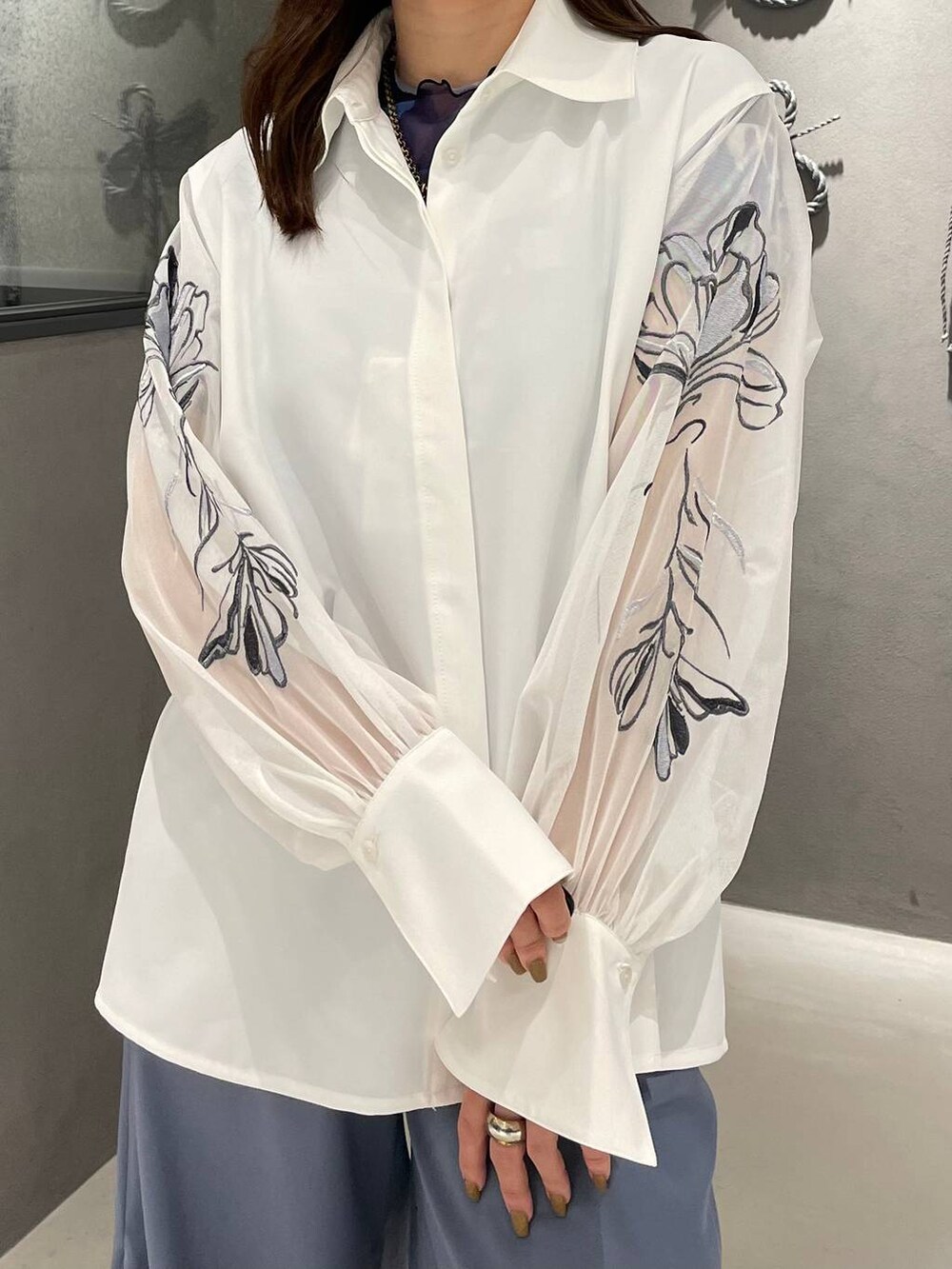 ブラック系のパンプス、ブルー系のその他パンツ、ブルー系のTシャツ/カットソーを着用したレディースの春コーディネートの4枚目の写真