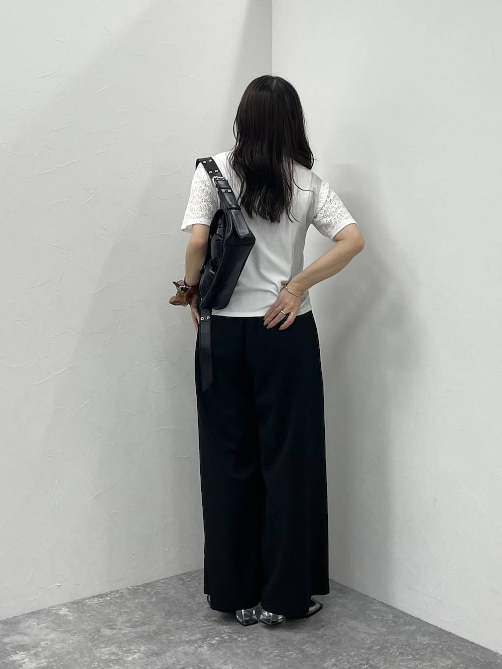 ブラック系のショルダーバッグ、シルバー系のサンダル、ブラック系のその他パンツを着用したレディースの夏コーディネートの3枚目の写真